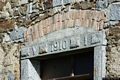Sorgono-Chiesa campestre di Nostra Signora d’Itria: L’architrave in ganito con la data 1910