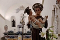 Sorso-Chiesa della Vergine d’Itria: veduta del presbiterio con il simulacro di Sant’Antonio da Padova Sorso-Chiesa della Vergine d’Itria: veduta del presbiterio con il simulacro di Sant’Antonio da Padova