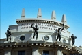 Cagliari-Le quattro statue in bronzo realizzate da Albino Manca e posizionate sul palazzo della legione dei carabinieri