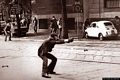 Terrorismo rosso: Giuseppe Memeo punta una pistola contro la polizia in via De Amicis a Milano