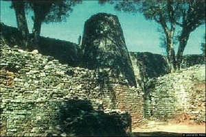 Le mura del Grande Shimbabwe le cui torri ricordano i nuraghi sardi