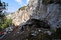 Sirri: ingresso del riparo sotto le rocce di Su Carroppu