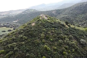 Tertenia-resti del nuraghe complesso su Concali