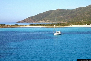 Capo Teulada: le barche alla rada a Cala Zafferano