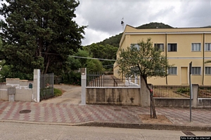 Teulada: il complesso della chiesa parrocchiale di San Giovanni Battista: ingresso sulla via Sulis