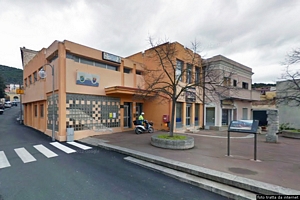 Teulada-La piazza Giuseppe Mazzini con l’edificio che ospita la Pro Loco