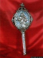 Teulada-Museo dei Tesorie: insegna della Confraternita del Rosario in argento