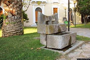 Teulada-La fontana nei giadini davanti al Municipio