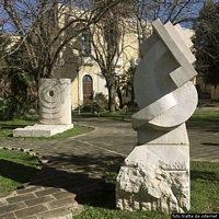 Teulada-Sculture nei giadini davanti al Municipio