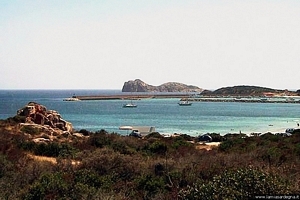 Teulada: l’ingresso del porto di Teulada e sullo sfondo l’Isola Rossa