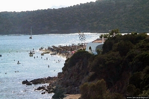 La Costa del Sud: tramonto sul villaggio e sulla spiaggia di Tuerredda