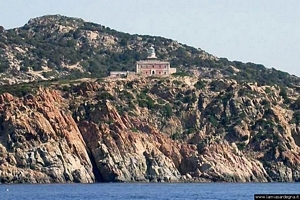Capo Spartivento-faro di Capo Spartivento sulle rocce a picco sul mare