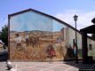 Tinnura-Il murale alla sinistra del Municipio