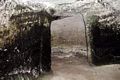 Tissi-domus de janas di Ziprianu ’e Fora: portello di accesso alla cella