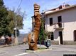 Tonara-La scultura in legno chiamata Albero ferito e caduto, dello scultore Antonio Sini