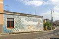 Triei-Il murale che rappresenta un paesaggio costiero con alberi