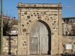 Tuili-Un portale con arco nel centro del paese