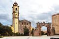 Tuili: chiesa parrocchiale di San Pietro Apostolo vista dietro l’arco