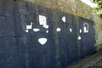 Ulassai-Il muro con Pastorello mattiniero con capretta di Maria Lai