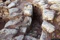 Uras-resti del nuraghe complesso Sa Domu Beccia: scala che conduce al piano superiore