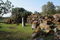 Uras-resti del nuraghe complesso Maringianu: veduta dei due menhir
