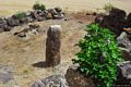 Uras-resti del nuraghe complesso Maringianu: il primo menhir ancora in piedi