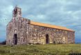 Usellus: chiesa campestre di Santa Lucia: veduta da destra