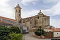 Usini-chiesa parrocchiale della Natività di Santa Maria Vergine: retro sulla via Alessandro Volta Usini-chiesa parrocchiale della Natività di Santa Maria Vergine: retro sulla via Alessandro Volta