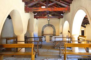 Ussassai-Chiesa campestre del Santissimo Salvatore: interno verso il presbiterio