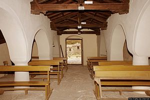 Ussassai-Chiesa campestre del Santissimo Salvatore: interno verso il portale di ingresso