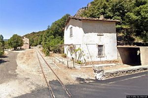 Ussassai-Il casello 196 e sullo sfondo la stazione ferroviaria