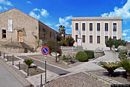 Villanovafranca: la piazza Risorgimento con il Monumento ai Caduti di fronte al Civico Museo Archeologico