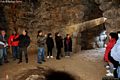 Villanova Truschedu-Nuraghe Santa Barbara: spettatori che assistono al fenomeno della luce del Toro nella Stanza del sole all'alba del solstizio d'inverno