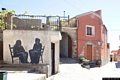 Villanova Tulo-Il murale di Pinuccio Sciola che rappresenta 'Figure femminili sedute' Villanova Tulo-Il murale di Pinuccio Sciola che rappresenta 'Figure femminili sedute'